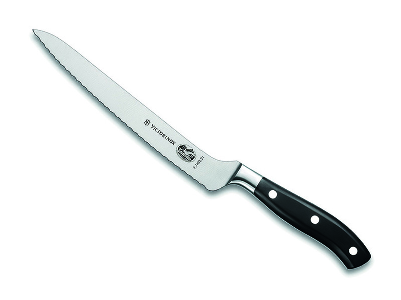 Couteau universel forgé Victorinox Grand Maître, lame dentée 21 cm.