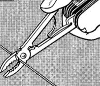 Utiliser le coupe-fil de la pince multi usage du couteau suisse multifonction Victorinox