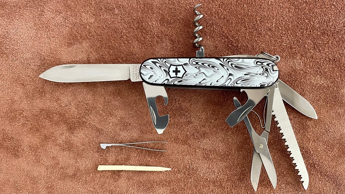 Couteau Victorinox Huntsman modèle texturé style damas