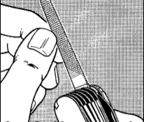 Se limer les ongles avec le couteau suisse multifonction Victorinox